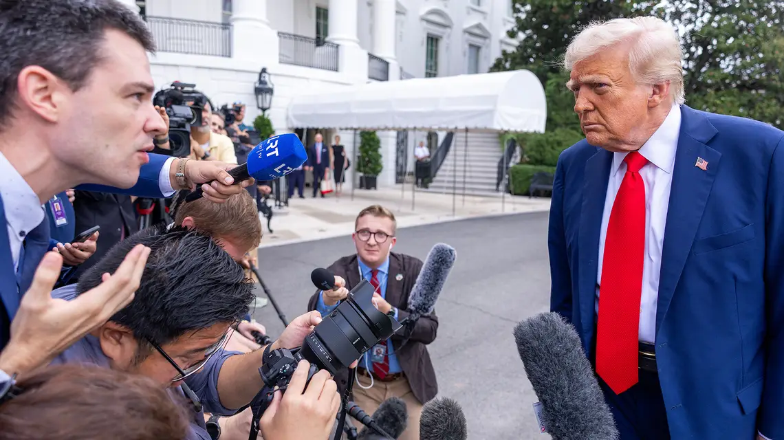 Do tej pory Trump chętnie pozywał media w USA, teraz trafiło na Brytyjczyków. Na zdjęciu: prezydent USA i dziennikarze przed Białym Domem, 21 września 2025 r. // Fot. Tasos Katopodis / Getty Images 