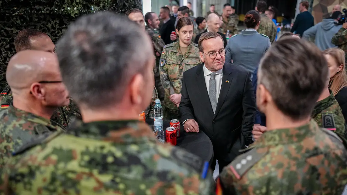 Minister obrony Niemiec, Boris Pistorius, podczas spotkania z żołnierzami niemieckimi stacjonującymi na Litwie. 22 stycznia 2025 r. // Fot. Kay Nietfeld / AFP / East News