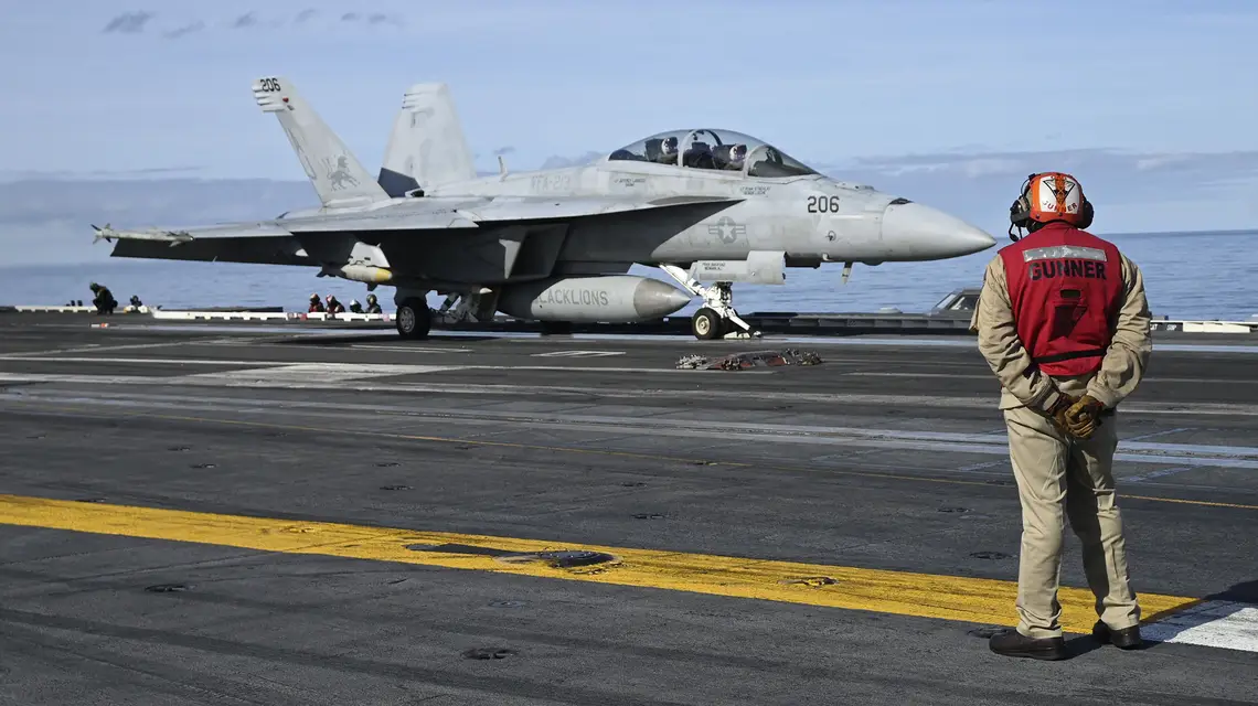 Myśliwiec F-18E przygotowuje się do startu z pokładu lotniskowca USS Gerald R. Ford. 24 września 2025 r. // Fot. Jonathan Klein / AFP / East News
