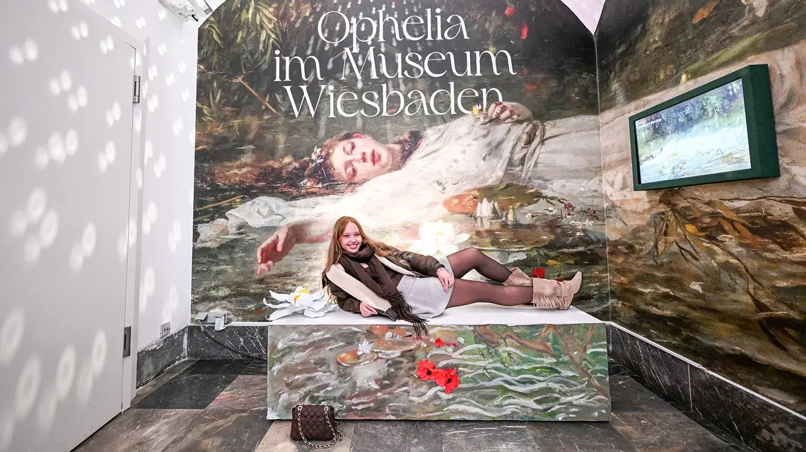 Fanki pozują w holu muzeum przed reprodukcją obrazu „Ophelia” Friedricha Heysera. Wiesbaden, 2 listopada 2025 r. // Fot. Kirill Kudryavtsev / AFP / East News