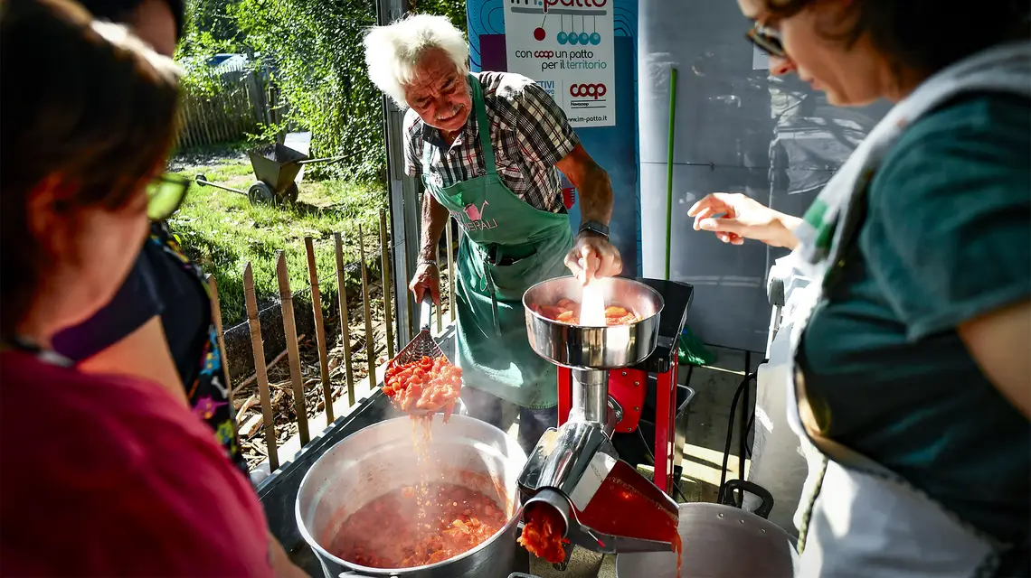 Co roku pod koniec lata wiele włoskich rodzin w ramach wieloletniej tradycji przygotowuje domowy przecier pomidorowy. Podczas Social Passata w Orti Generali, Turyn, 5 września 2025 r. // Fot. Stefano Guidi / Getty Images