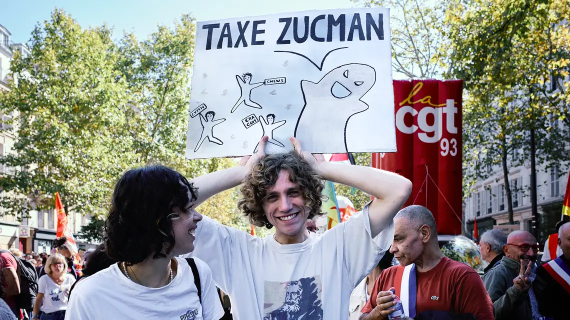 Większość Francuzów opowiada się za „podatkiem Zucmana”. Na zdjęciu: jeden z protestów, które odbywały się 18 września 2025 r. w całym kraju przeciw planowanym cięciom w wydatkach publicznych. // Fot. Olivia Bonnamour / AFP / East News