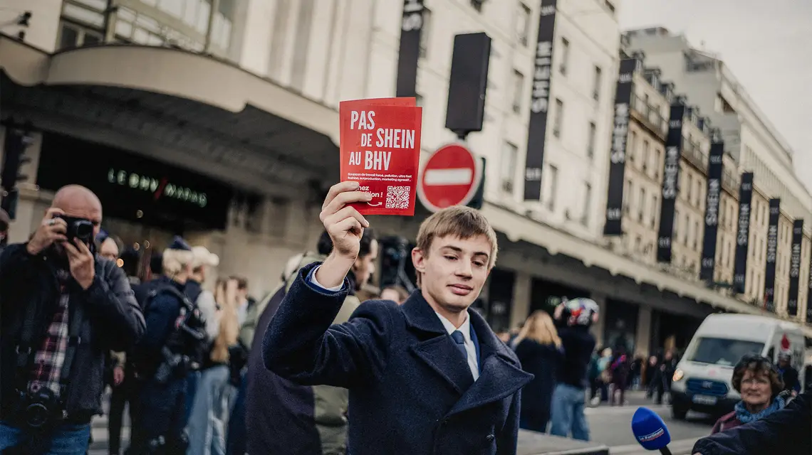 Otwarciu pierwszego na świecie stacjonarnego butiku koncernu Shein towarzyszyła atmosfera skandalu. Na zdjęciu: protest przed domem towarowym Bazar de l’Hotel de Ville (w skrócie: BHV) w Paryżu, 5 listopada 2025 r. // Fot. Bastien Ohier / Hans Lucas / AFP / East News