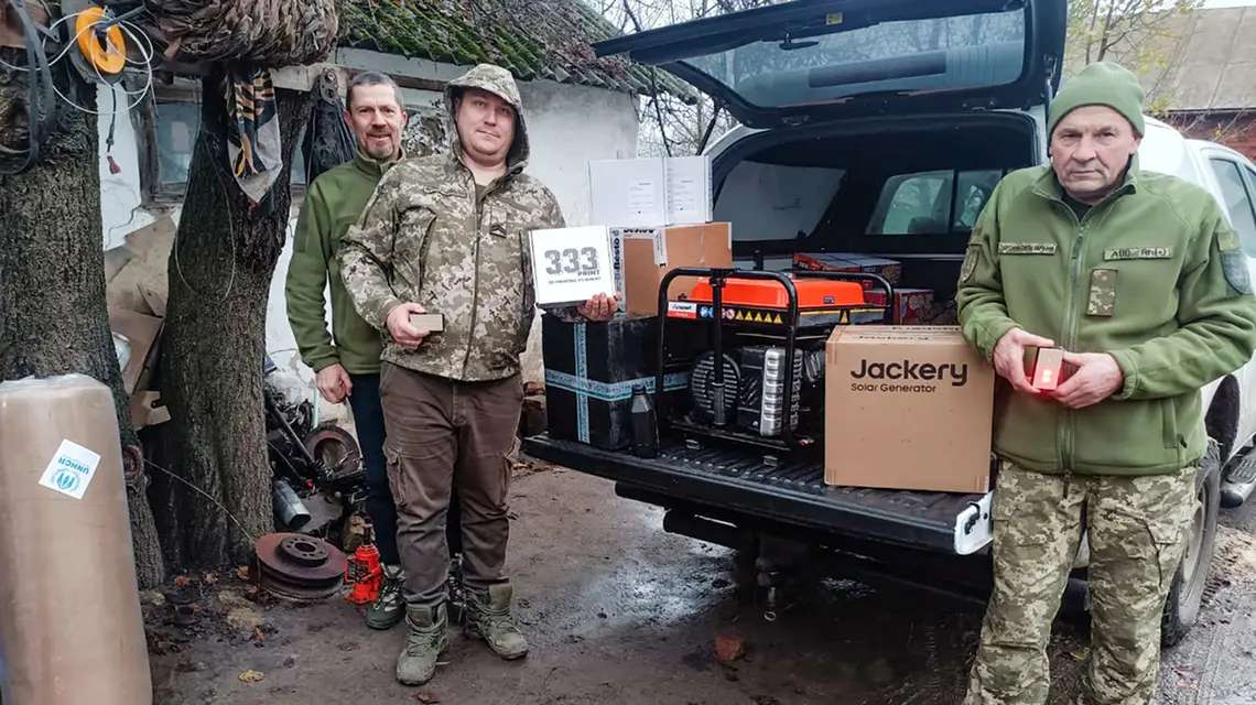 Sanitariusze ze stacją zasilania oraz systemem do ogrzewania rannych i podgrzewaczami do infuzji (to dwie paczki z lewej). Donbas, listopad 2025 r. // archiwum Wojciecha Pięciaka 