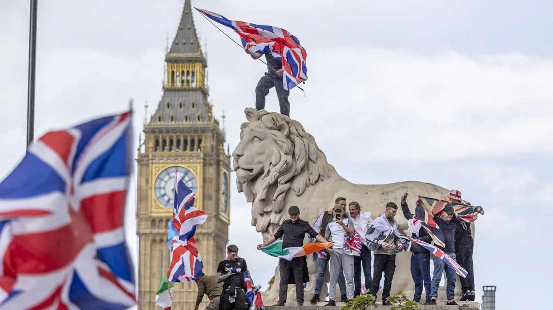 Demonstracja przeciwników imigracji na moście westminsterskim w Londynie, 13 września 2025 r. // Fot. Marcin Nowak / Reporter