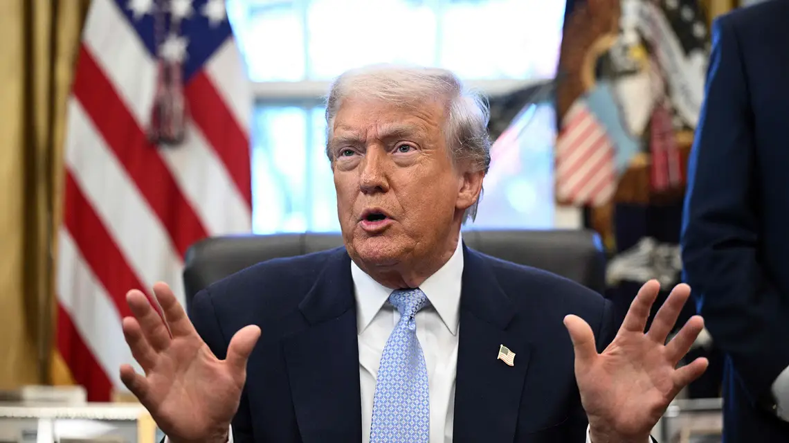 Prezydent Donald Trump podczas spotkania z dziennikarzami w Białym Domu. Waszyngton, 17 listopada 2025 r. // Fot. Brendan Smialowski / AFP / East News