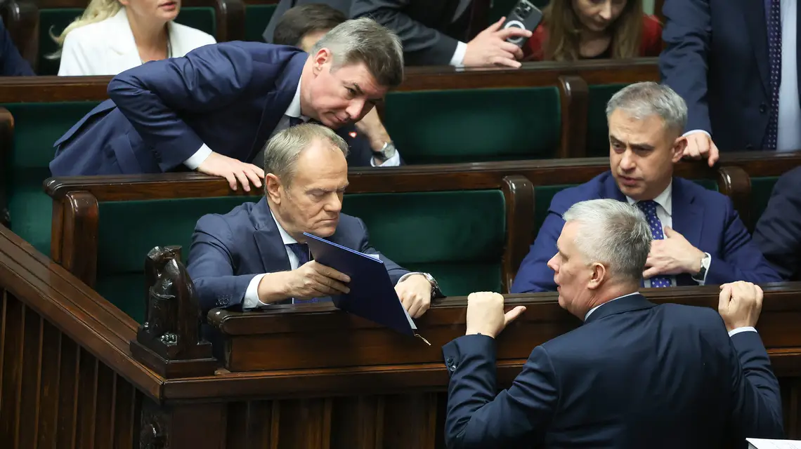 Premier Donald Tusk z ministrami swojego rządu podczas 44. posiedzenia Sejmu X kadencji. Warszawa, 18 listopada 2025 r. // Fot. Andrzej Iwańczuk / Reporter