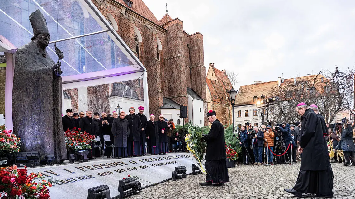 Obchody 60. rocznicy Orędzia biskupów polskich do niemieckich z udziałem przedstawicieli Kościołów obu krajów, przed pomnikiem kardynała Bolesława Kominka, autora tamtego listu. Wrocław, 18 listopada 2025 r. // Fot. Krzysztof Kaniewski / Reporter