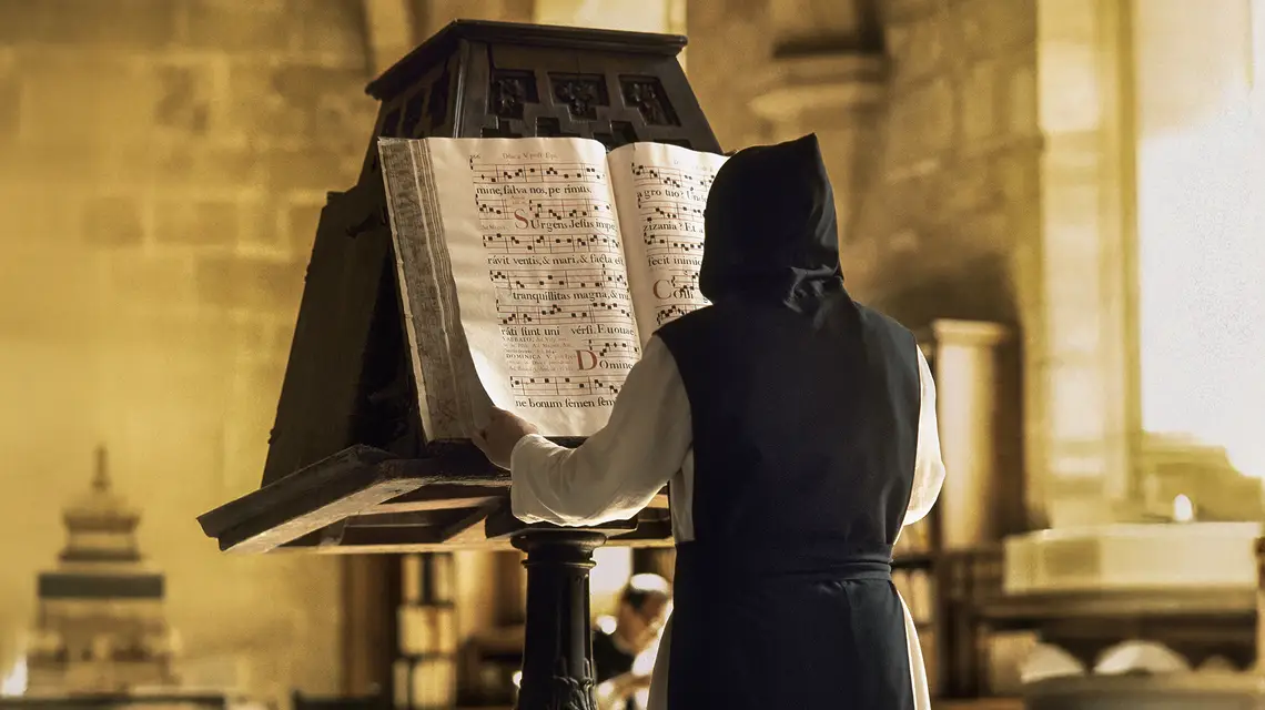 Mnich cysterski przed księgą chorałową w opactwie Matki Bożej z Poblet, Katalonia, Hiszpania 2011 r. // Fot. East News