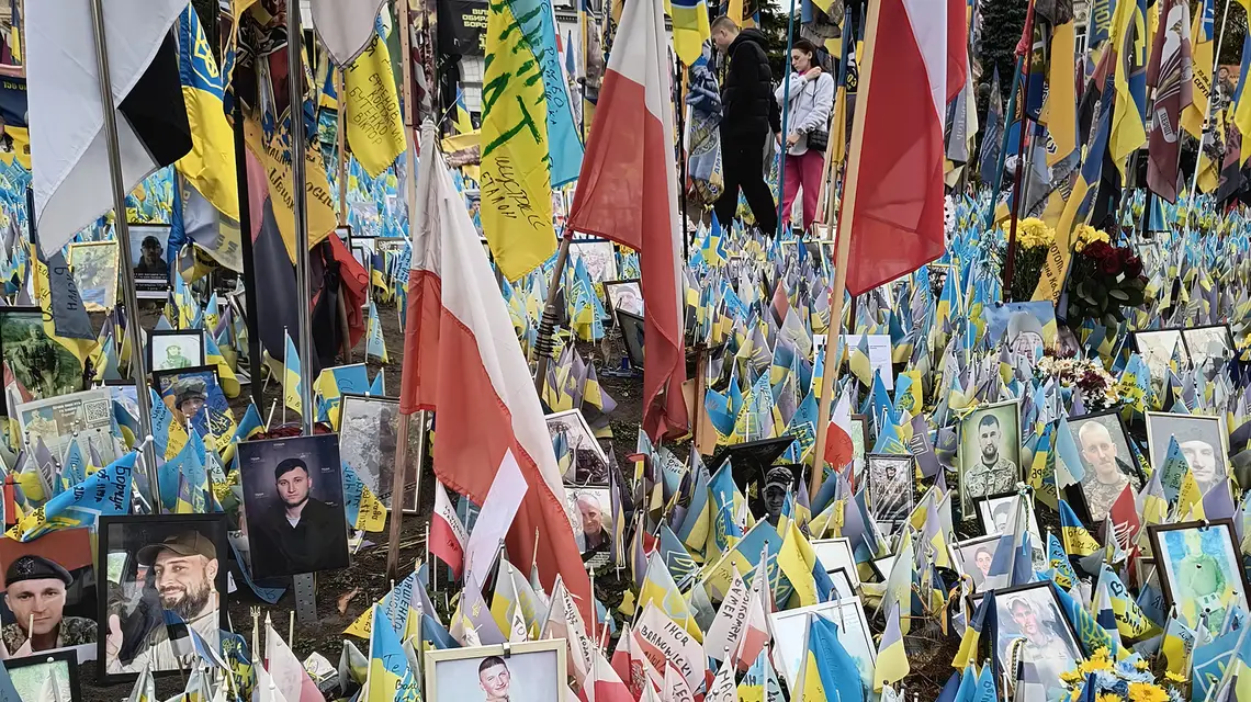 Ukraińcy płacą wysoką cenę za wejście do struktur zachodnich. Na zdjęciu: miejsce pamięci na kijowskim Majdanie. Ukrainna, 10 listopada 2024 r. // Fot. Jacek Taran 