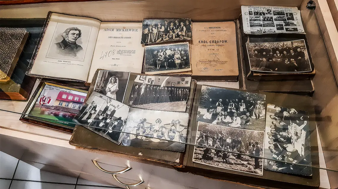 Łotewscy Polacy są lojalni wobec państwa, w którym żyją, mimo że ich prawa są ograniczane. Na zdjęciu: sala pamięci w polskiej szkole w Rzeżycy, listopad 2025 r. // Fot. Tomasz Otocki