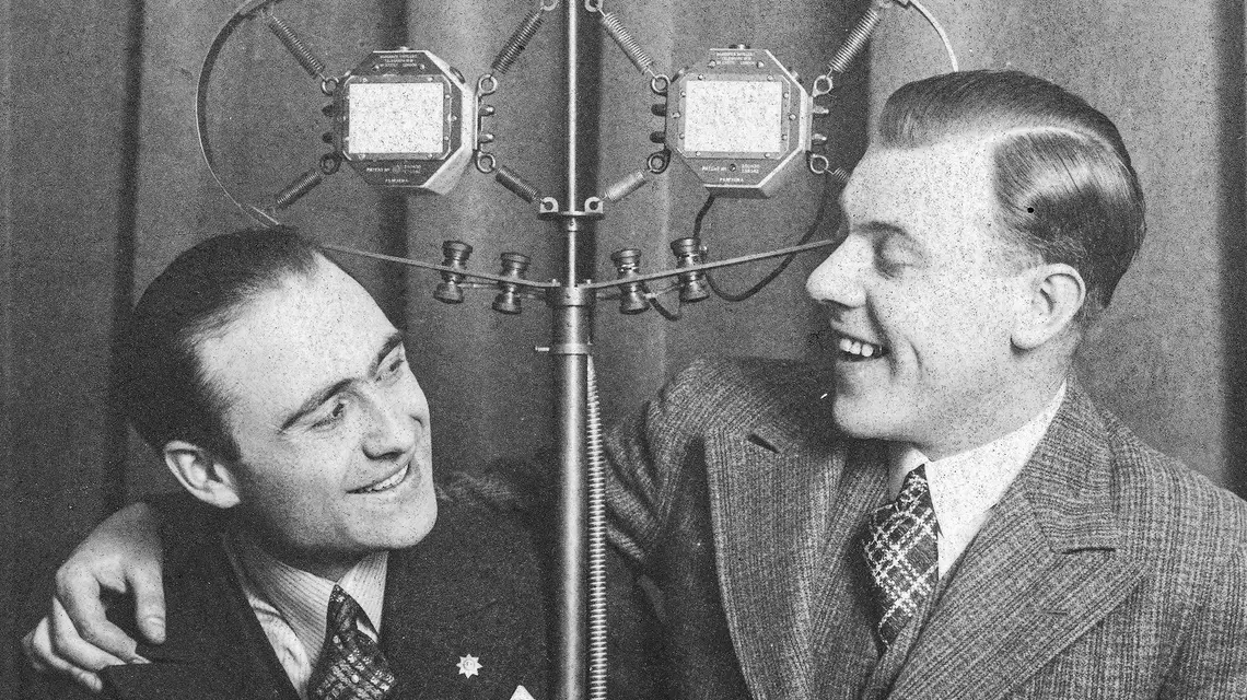 Henryk Vogelfänger (Tońko) i Kazimierz Wajda (Szczepko) w radiu, 1937 r. // Narodowe Archiwum Cyfrowe