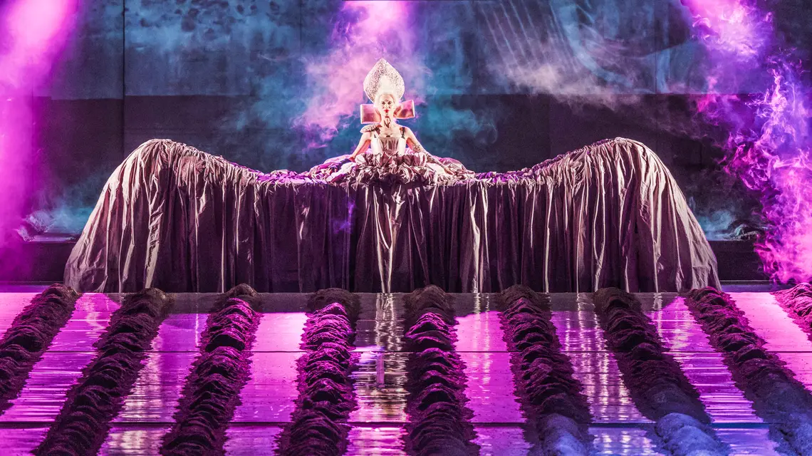 Danuta Stenka jako caryca Katarzyna w przedstawieniu „Termopile polskie”, reż. Jan Klata, Teatr Narodowy w Warszawie // Fot. Karolina Jóźwiak / Archiwum Artystyczne Teatru Narodowego