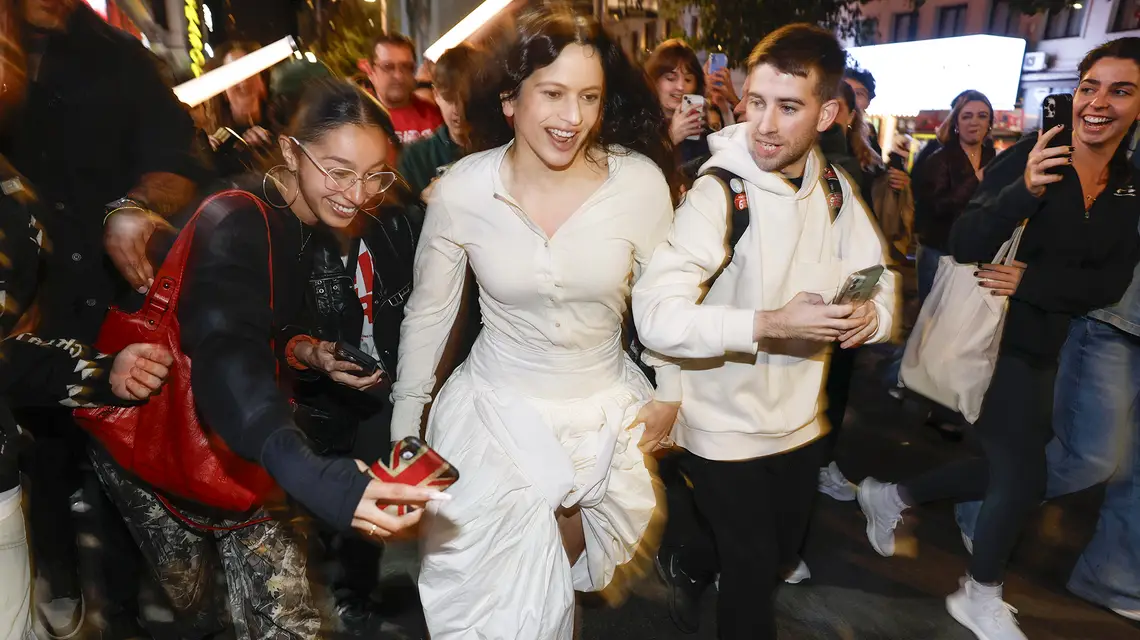 Hiszpańska piosenkarka Rosalía w rozentuzjazmowanym tłumie na placu Callao w Madrycie. 20 października 2025 r. // Fot. Juanjo Martin / EPA / PAP