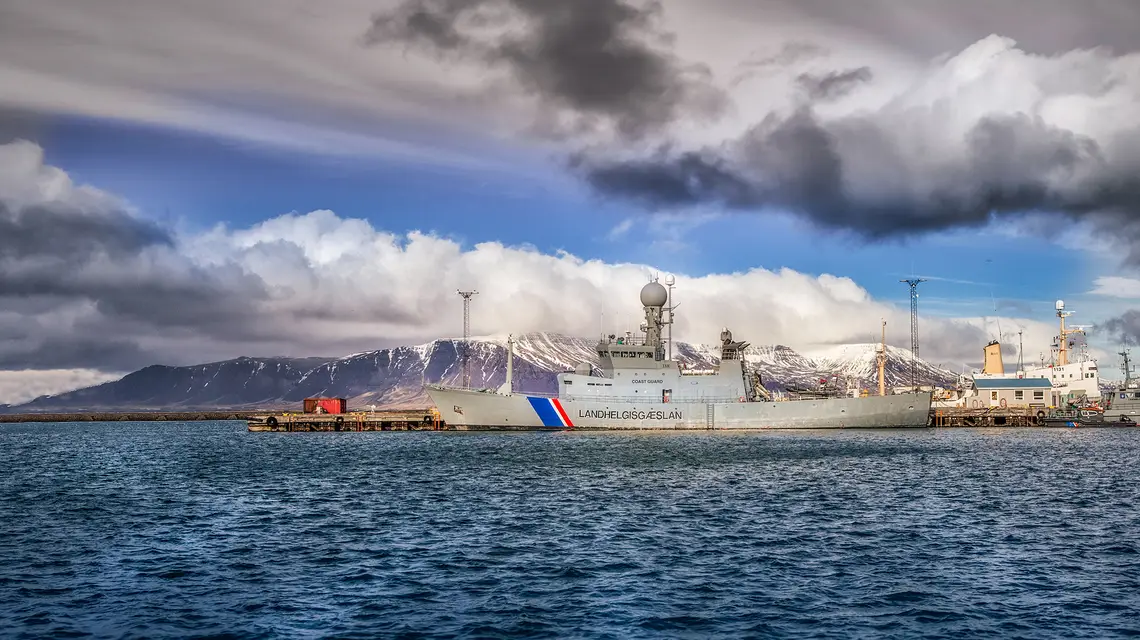 Namiastką armii jest Straż Wybrzeża, która ma kilka okrętów i śmigłowców oraz samolot. Islandia ma też system radarowy, który jest częścią NATO. Na zdjęciu: okręt Straży Wybrzeża w porcie w Reykjaviku. // Fot. Luc 4H4Photography / Alamy / Be&W