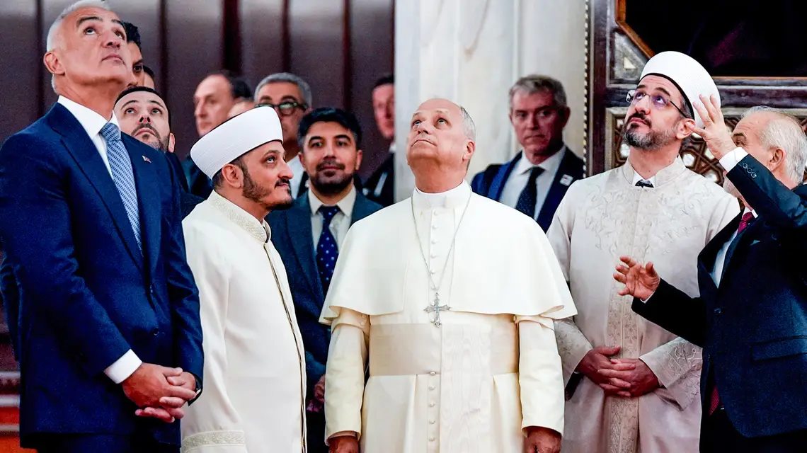 Papież Leon XIV zwiedza Błętkiny Meczet w Stambule, 29 listopada 2025 r. // Fot. Ercin Erturk / Anadolu / Getty Images