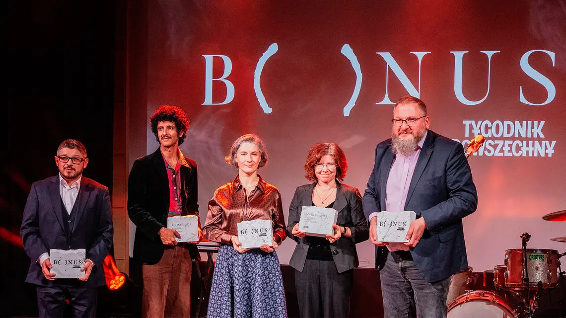 Przemysław Kuśmierek, Arjun Talwar, Karolina Wigura, Marta Titaniec i Piotr Cywiński – laureaci nagrody Bonus 2025. Kraków, Muzeum Sztuki i Techniki Japońskiej Manggha, 28 listopada 2025 // Fot. Marek Bednarz