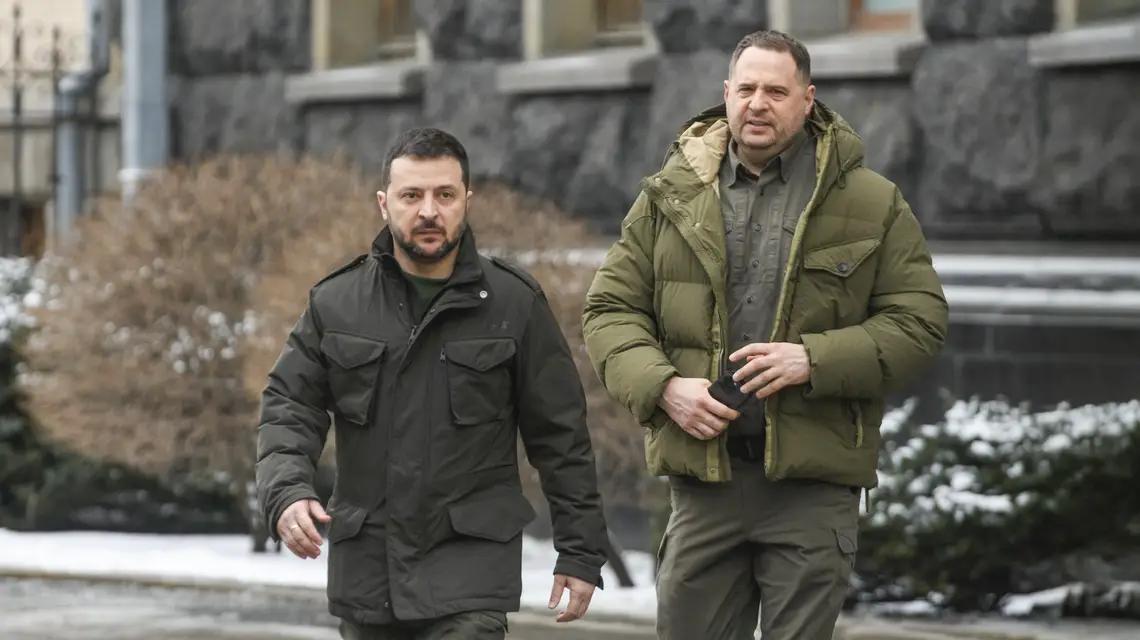 Prezydent Ukrainy Wołodymyr Zełenski i były szef jego kancelarii Andrij Jermak. Kijów, 22 stycznia 2024 r.// Fot. Maxym Marusenko / Getty Images