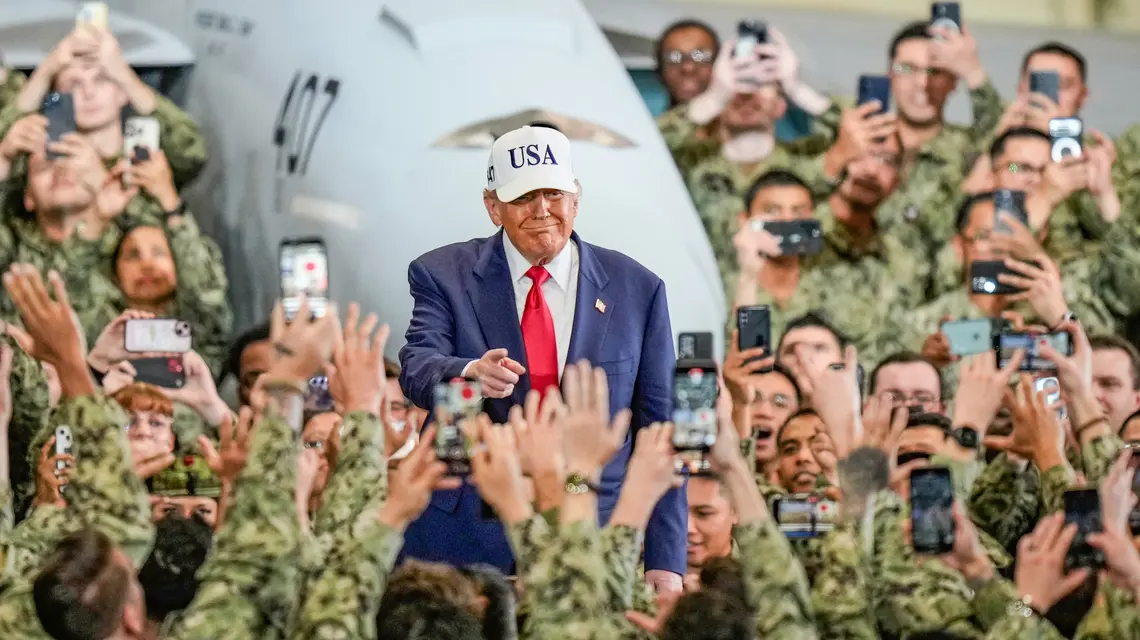 Donald Trump podczas wizyty w amerykańskiej bazie wojskowej Yokosuka w Japonii. 28 października 2025 r. // Fot. Eugene Hoshiko / AP Photo / East News