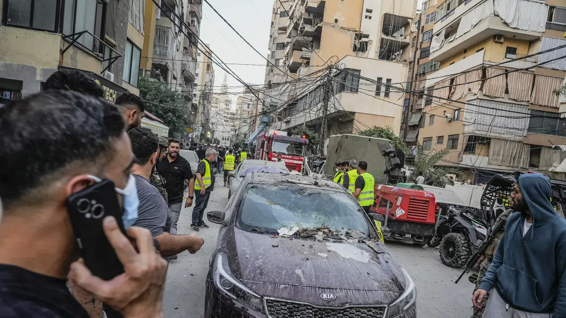 Po izraelskim ataku na szefa sztabu Hezbollahu mieszkańcy Bejrutu opuszczają Dahiję, dzielnicę, gdzie miał miejsce ten atak. Liban, 23 listopada 2025 r. // Fot. Adri Salido / Getty Images