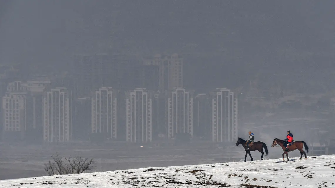 Stolica Kirgistanu należy do najbardziej zanieczyszczonych miast na świecie. Na zdjęciu: smog nad Biszkekiem, luty 2025 r. // Fot. Vyacheslav Oseledko / AFP / East News
