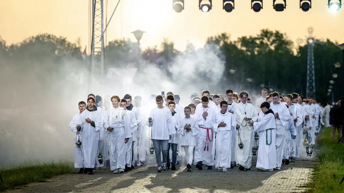 Ministranci i lektorzy na Ogólnopolskim Spotkaniu Młodych w Lednicy, czerwiec 2024 r. // Fot. Karol Porwich / East News