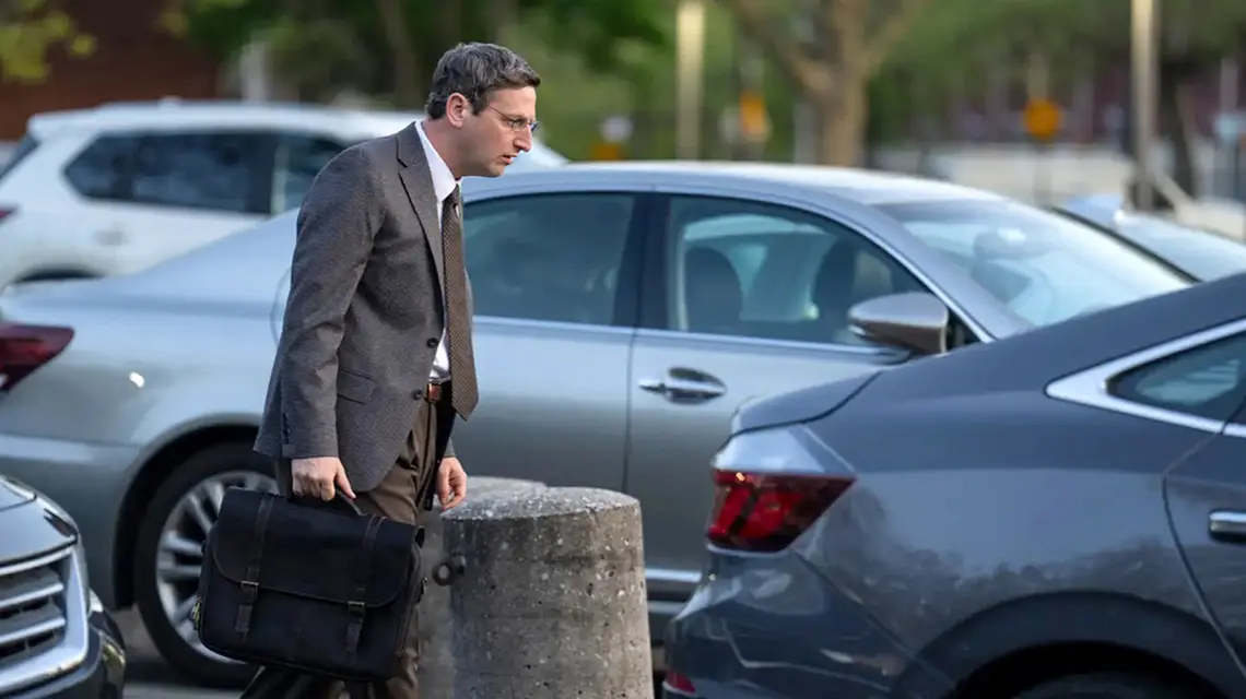 Tim Robison jako Ron w serialu KRZESŁA („The Chair Company”), Tim Robinson, Zach Kanin, HBO // materiały prasowe