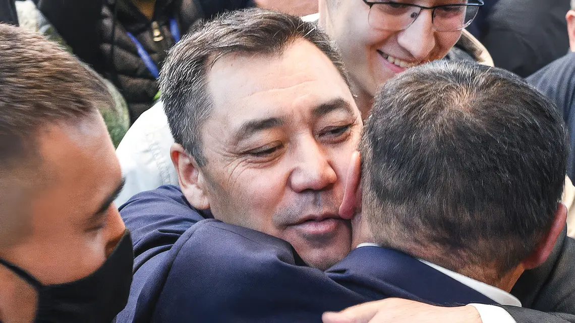 Premier Sadyr Żaparow przyjmuje gratulacje z okazji zatwierdzenia go na stanowisko. Biszkeku, Kirgistan, październik 2020 r. // Fot. Alexey Maishev / East News