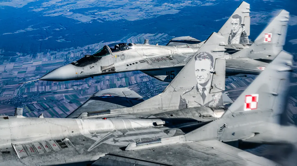 Polska posiada 14 MiG-ów-29. Niektóre z nich już niedługo mogą służyć w siłach powietrznych Ukrainy. Na zdjęciu: ćwiczenia wojskowe w bazie w Łasku, 12 października 2022 r. // Fot. Omar Marques / Getty Images