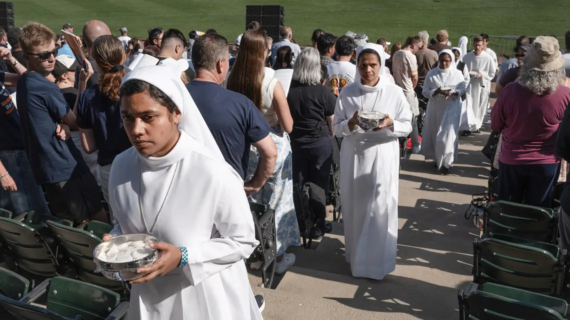 Siostry zakonne przed rozdaniem komunii świętej podczas mszy na stadionie z okazji wyboru papieża Leona XIV. Chicago, 14 czerwca 2025 r. // Fot. Scott Olson / Getty Images