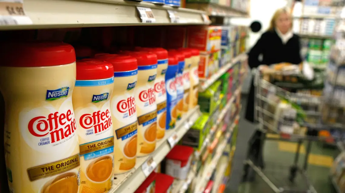 Produkty koncernu Nestle na półce w supermarkecie. San Francisco, 2008 r. // Fot. Justin Sullivan / Getty Images