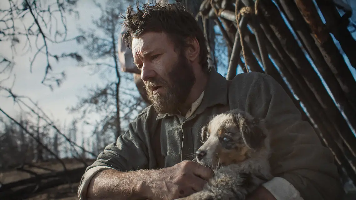 Joel Edgerton jako Robert Grainier w filmie „Sny o pociągach”, reż. Clint Bentley, 2025 r. // Materiały prasowe Netflix