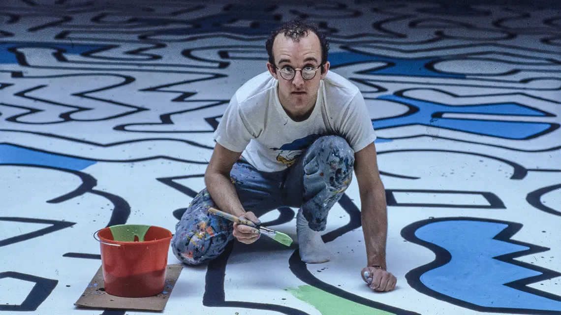 Keith Haring maluje wnętrza klubu Palladium w Nowym Jorku, 1985 r. // Fot. Bernard Gotfryd / Library of Congress