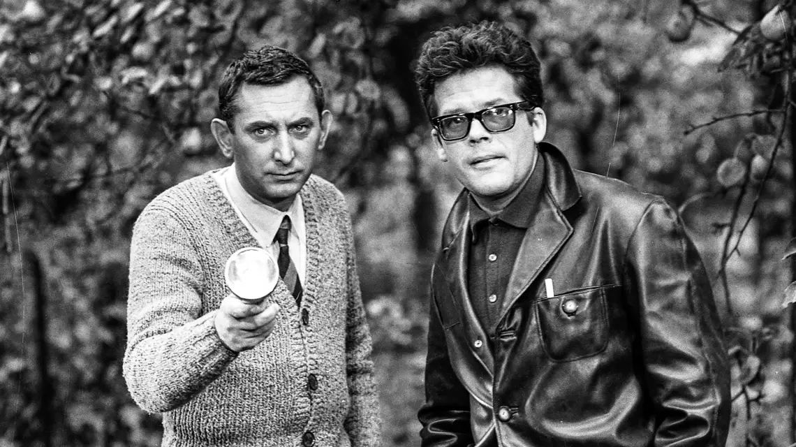 Gustaw Holoubek (jako Gospodarz) i Zbigniew Cybulski (jako Kowalski/Malinowski) na planie filmu „Salto”, reż. Tadeusz Konwicki, 1965 r. // POLFILM / EAST NEWS 