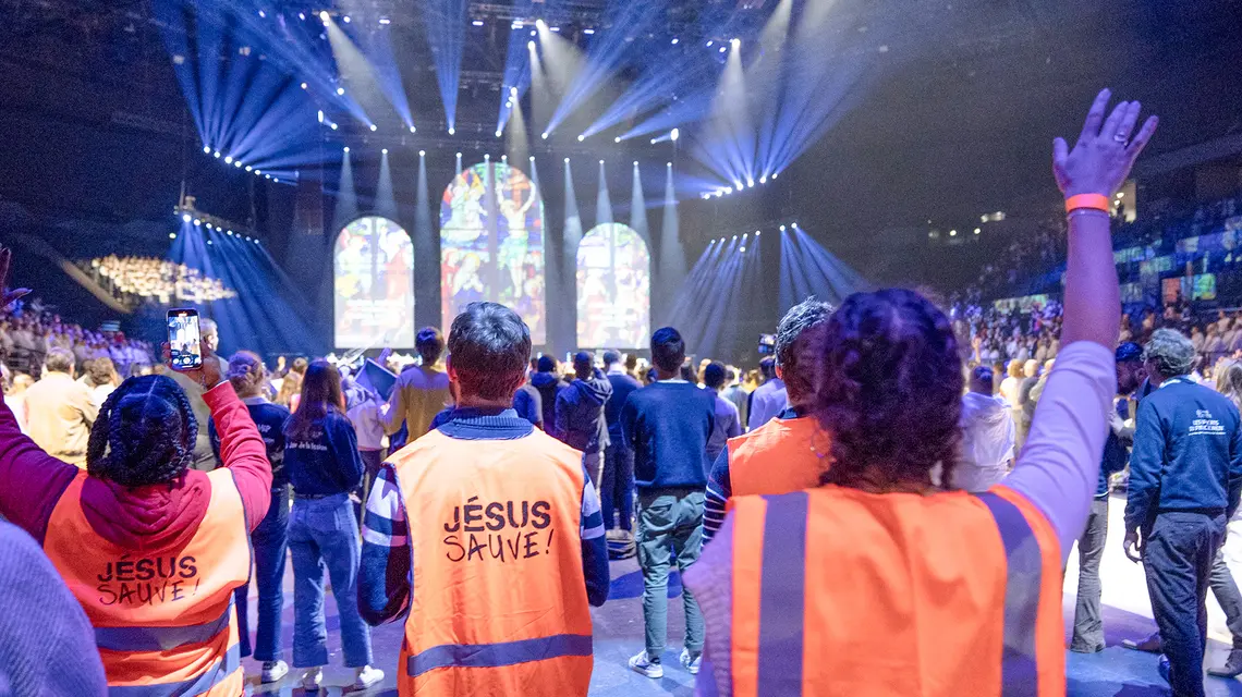 Msza w kościele Saint-Sulpice na zakończenie Kongresu Misyjnego 2025, który zgromadził w Accor Arena ponad 15 tys. młodych osób na modlitwie, wykładach i warsztatach. Paryż, 8 listopada 2025 r. // Fot. Romain Rabier / Hans Lucas / AFP / East News