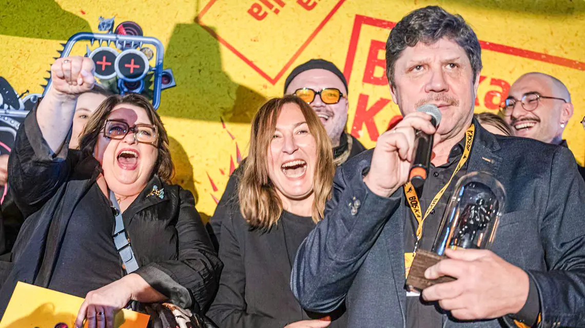 Maja Kleczewska z zespołem Teatru Śląskiego z nagrodą Grand Prix za spektakl „Tkocze” 18. Festiwalu Teatralnego „Boska Komedia”. Kraków, 15 grudnia 2025 r. // Fot. Artur Rakowski / materiały prasowe