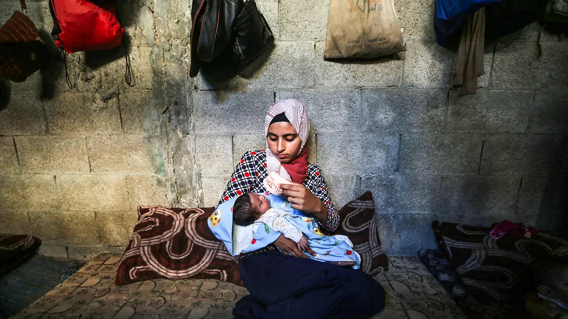 W obozie dla przesiedleńców w Deir al-Balah, w centralnej części Strefy Gazy, 11 czerwca 2024 r. // Fot. Majdi Fathi / AFP / East News