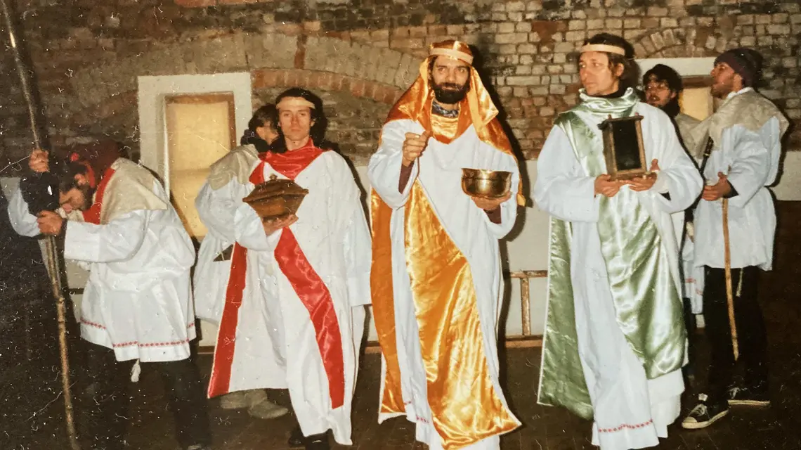 Trzej Królowie na próbie do Ordo Stellae w sali teatralnej Ośrodka Wegajty, grudzień 1994 r. // Fot. Magdalena Góra