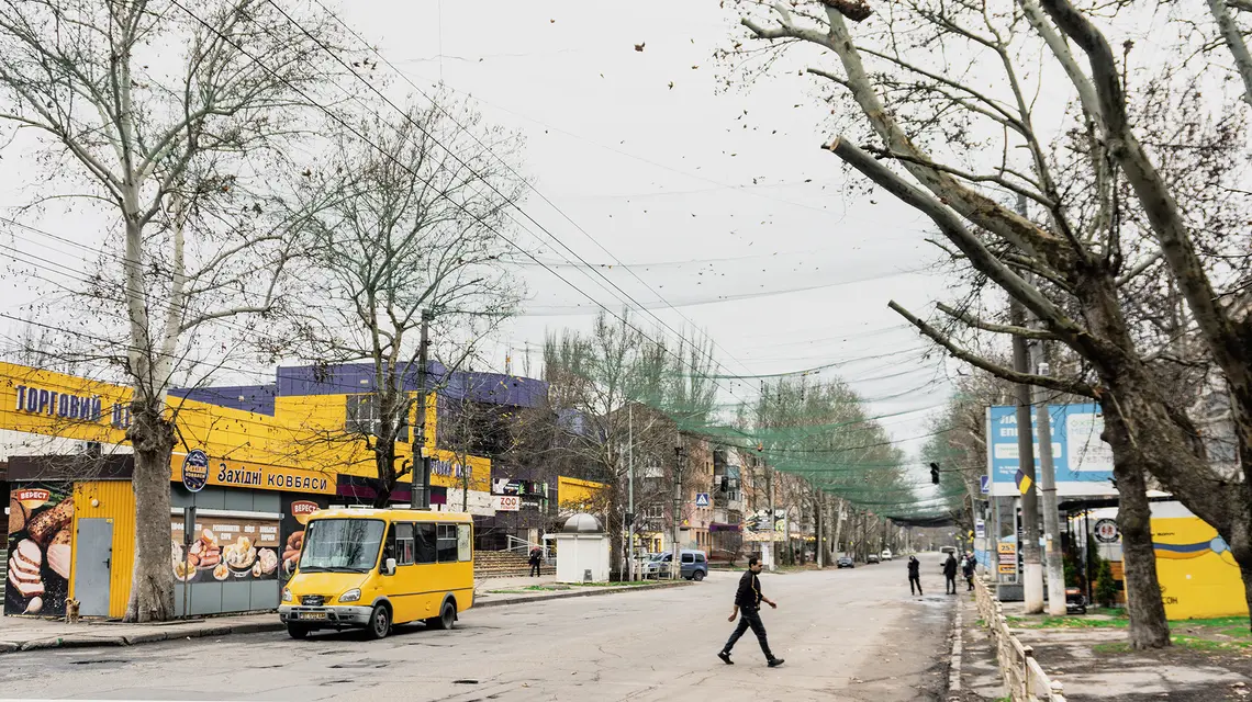 Siatki rozwieszone nad ulicami chronią przed rosyjskimi dronami. Chersoń. 4 grudnia 2025 r. // Fot. Antonina Palarczyk 