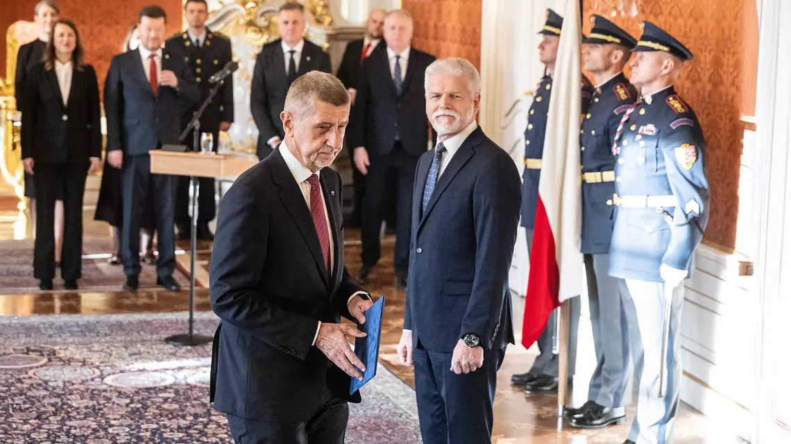 Prezydent Czech Petr Pavel oraz Andrej Babiš (z lewej), lider partii ANO, podczas jego nominacji na nowego premiera Czech. Praga, 9 grudnia 2025 r. // Fot. Michal Cizek / AFP // East News