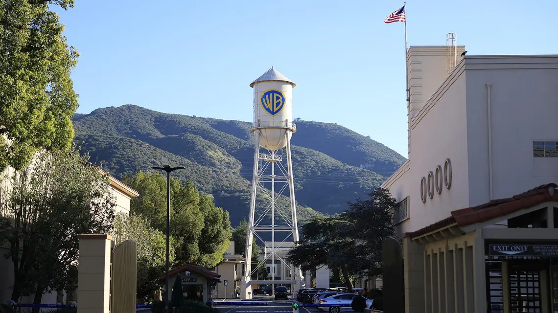 Netflix i Warner Bros. Discovery ogłosiły wartą 82,7 miliarda dolarów umowę, na mocy której Netflix przejmie studia filmowe i telewizyjne Warner Bros., HBO Max i HBO. Kalifornia, 5 grudnia 2025 r. // Fot. Mario Tama / Getty Images