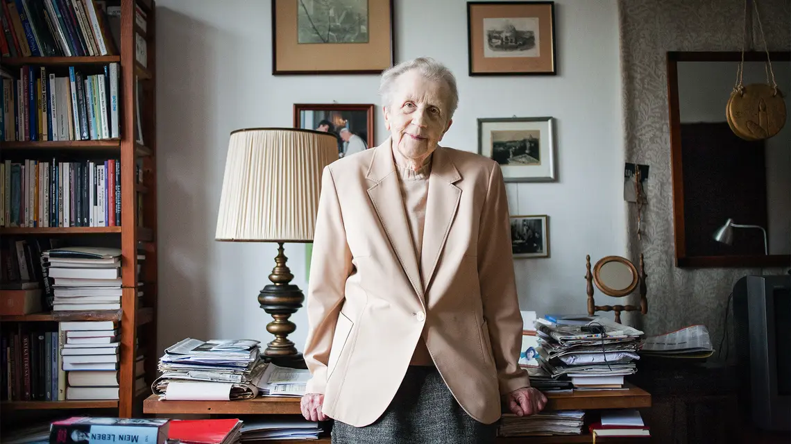 Józefa Hennelowa w swoim mieszkaniu. Kraków, kwiecień 2010 r. // Fot. Grażyna Makara