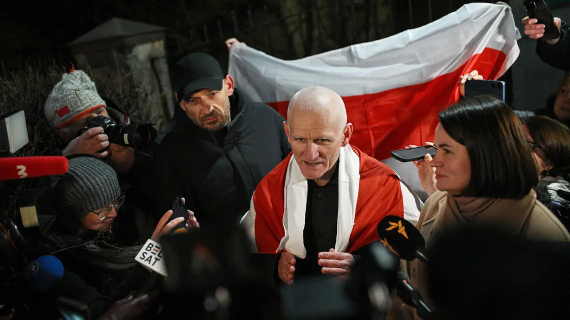 Białoruski działacz społeczny, polityk, obrońca praw człowieka i więzień polityczny Aleś Bialacki, laureat Pokojowej Nagrody Nobla, przed ambasadą amerykańską w Wilnie. 13 grudnia 2025 r. // Fot. Valdemar Doveiko / PAP