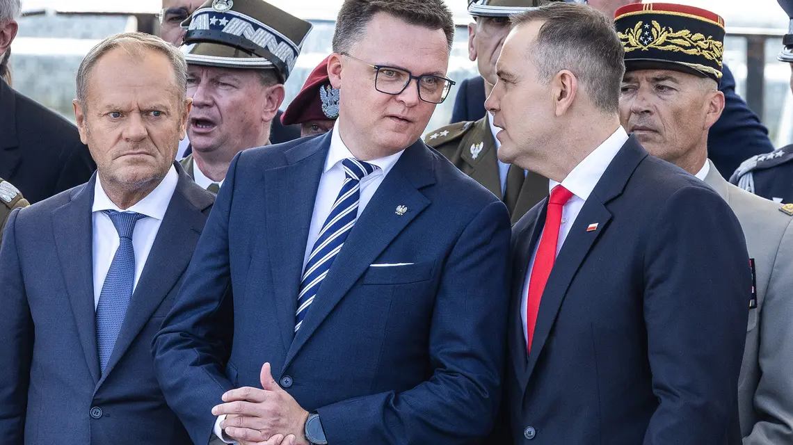 Donald Tusk, Szymon Hołownia i Karol Nawrocki podczas Święta Wojska Polskiego. Warszawa, 15 sierpnia 2025 r. // Fot. Jacek Domiński / REPORTER