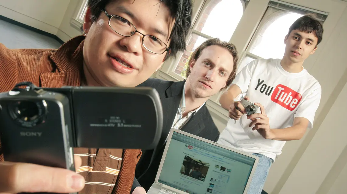 Założyciele You Tube'a: Steve Chen, Chad Hurley i Jawed Karim w swojej nowej przestrzeni biurowej w San Mateo w kalifornijskiej Dolinie Krzemowej. 2 listopada 2005 r. // Fot. Zuma Press / Alamy / Be&W