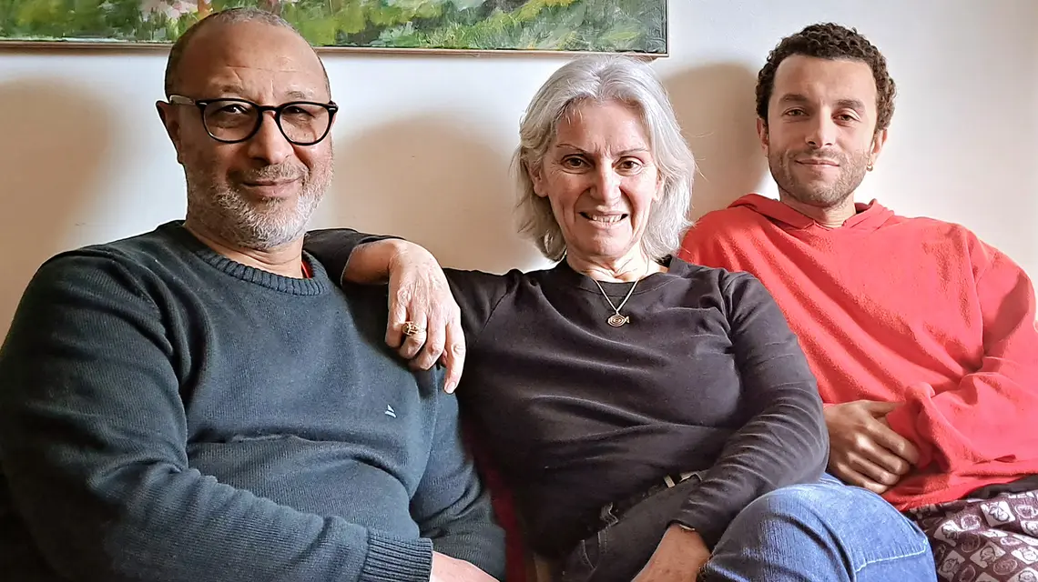 Małżeństwo Abderrahim i Dominique z synem Anisem w domu pod Paryżem, listopad 2025 r. // Fot. Szymon Łucyk 