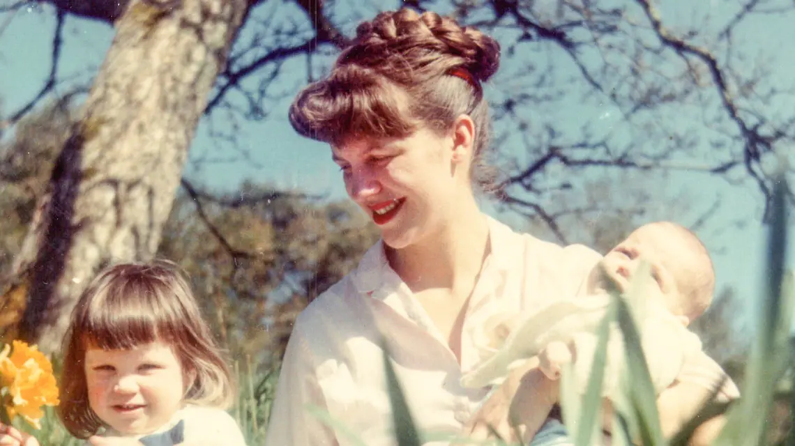 Sylvia Plath z dziećmi Friedą i Nicholasem, 1962 r. // Writer Pictures / Forum