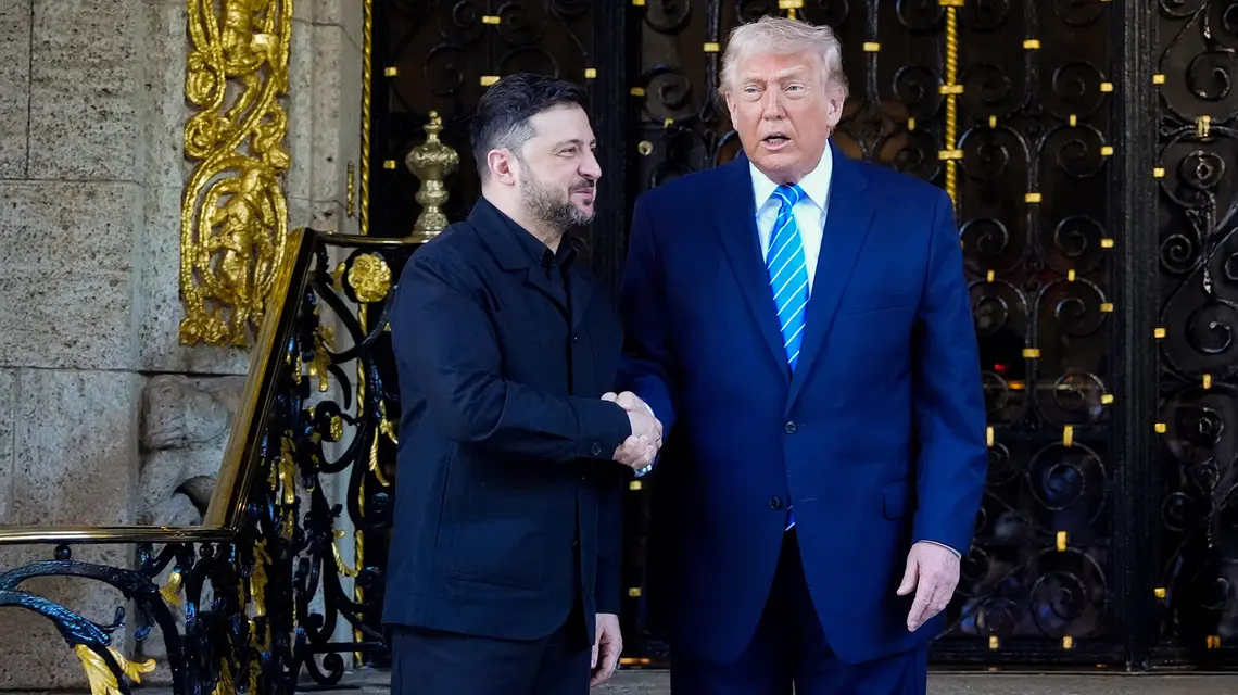 Spotkanie prezydenta Ukrainy Wołodymyra Zelenskyego z Donaldem Trumpem. Floryda, 28 grudnia 2025 r. // Fot. Alex Brandon / AP / East News