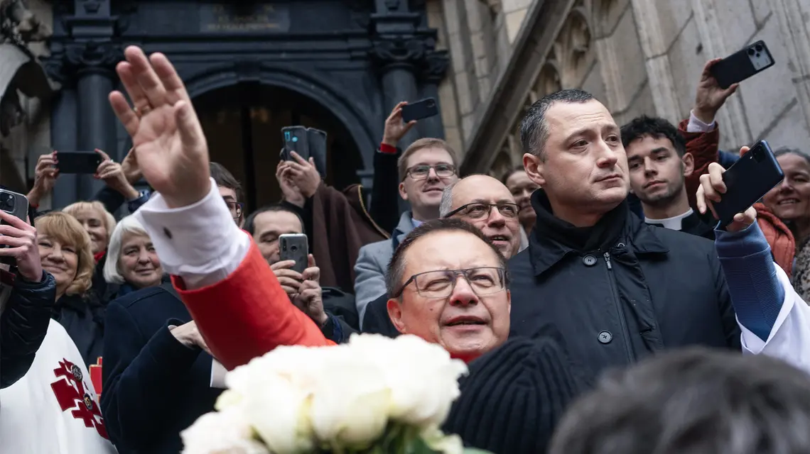 Kardynał Grzegorz Ryś pozdrawia wiernych po ingresie w katedrze wawelskiej. Kraków, 20 grudnia 2025 r. // Fot. Grażyna Makara