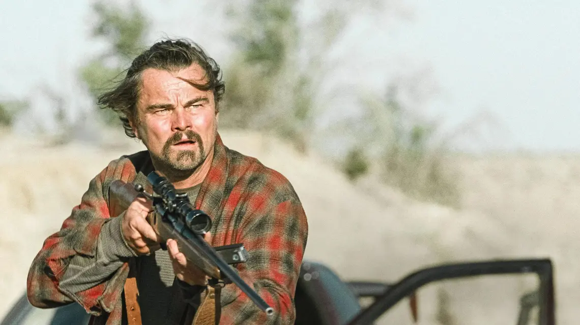 Leonardo DiCaprio jako Bob Ferguson w filmie „Jedna bitwa po drugiej” // Warner Bros. Pictures / materiały prasowe